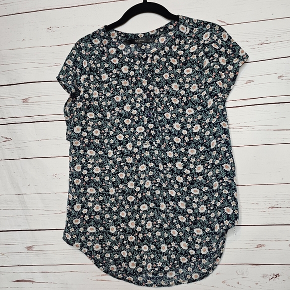 Stitch Fix Fun 2 Fun Floral Cap Sleeve Top - Picture 2 of 8